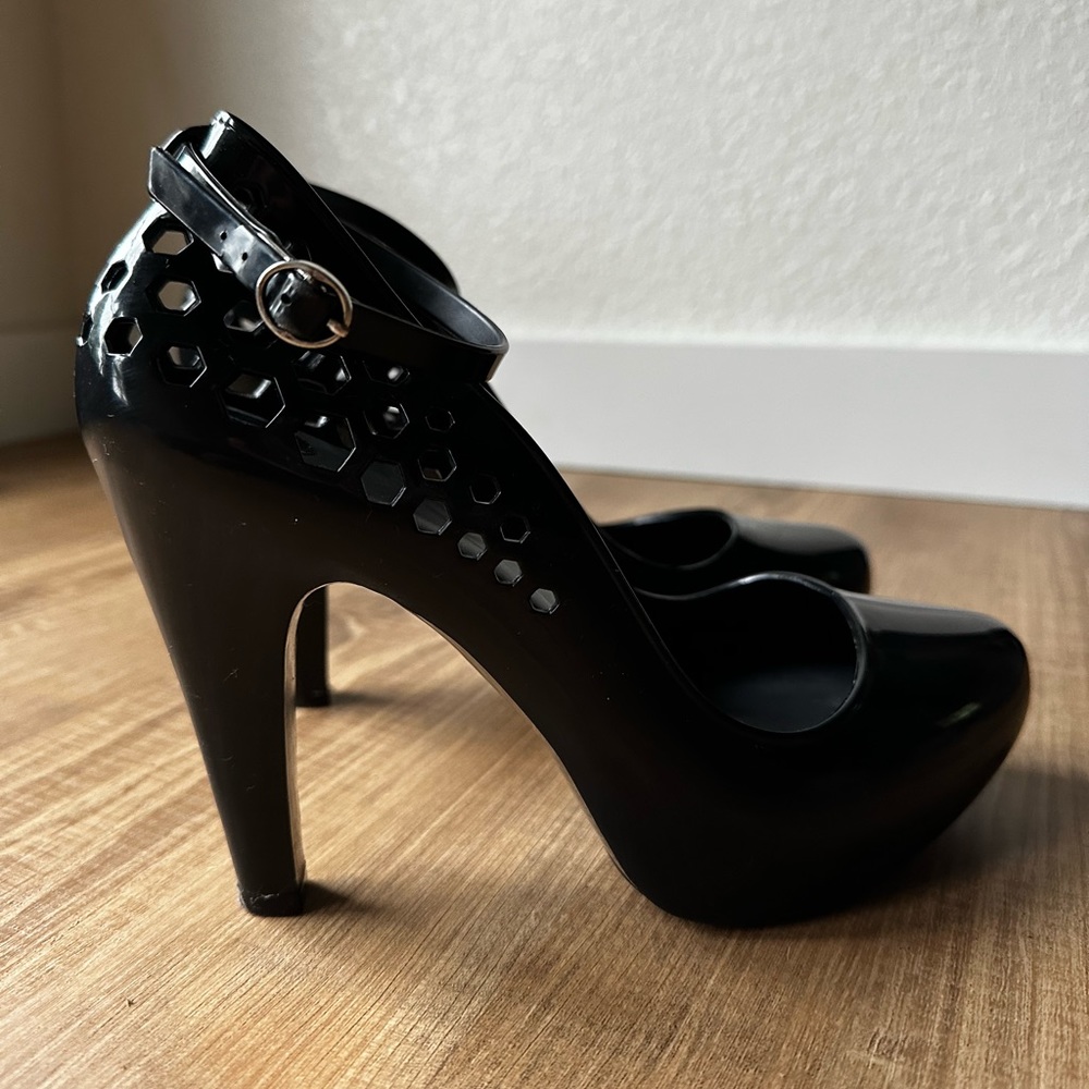 MELISSA- Black Heels with Strap